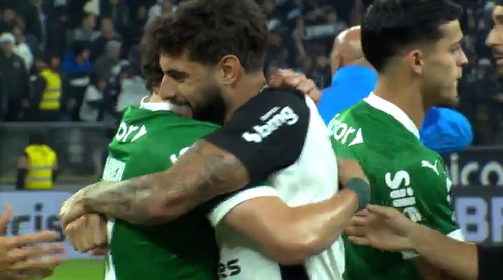 Maurício e Yuri Alberto se abraçam antes de a bola rolar para Corinthians e Palmeiras na Neo Química Arena — Foto: Reprodução/ TV Globo