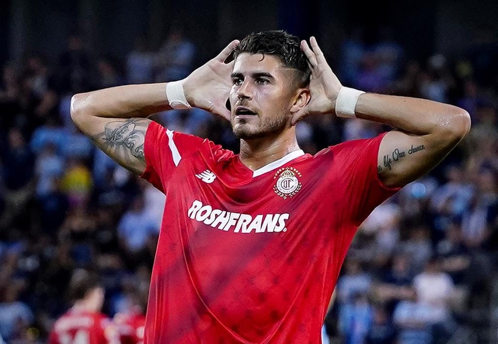 Pedro Raul comemora gol pelo Toluca — Foto: DIVULGAÇÃO