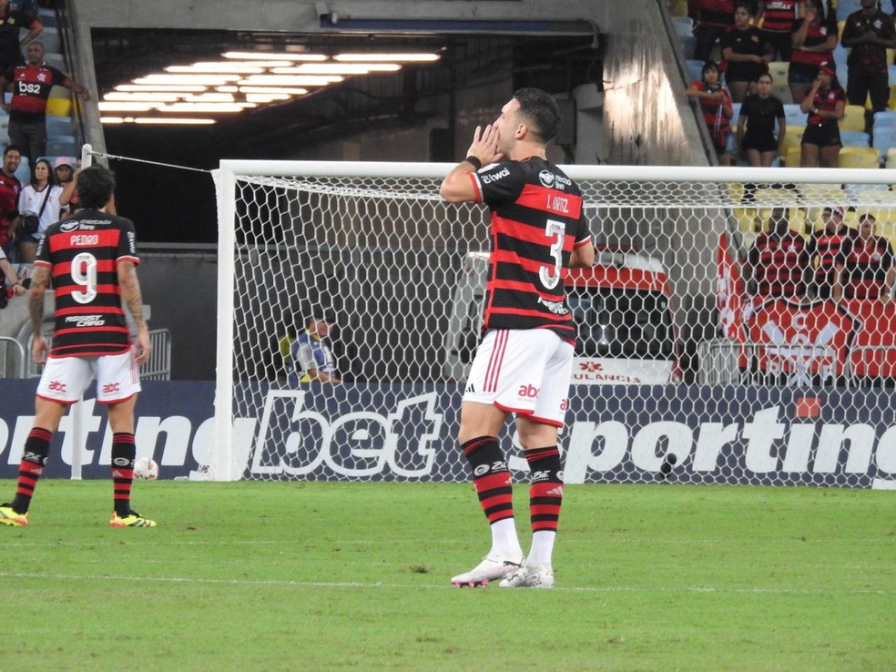 Léo Ortiz falou bastante durante a vitória do Flamengo sobre o Palestino — Foto: Fred Gomes / ge