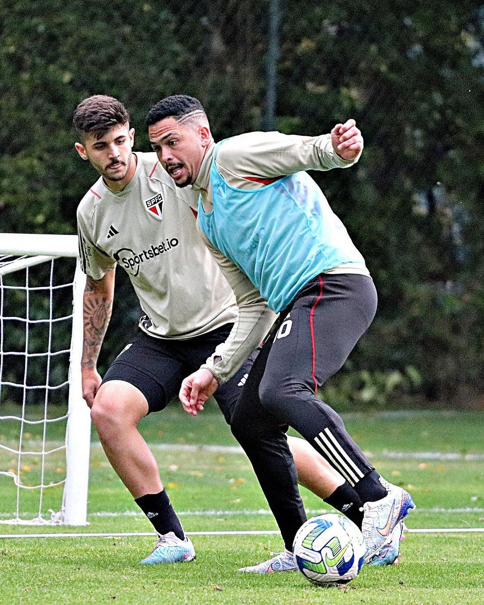 Beraldo e Luciano disputam bola em treino do São Paulo — Foto: Divulgação