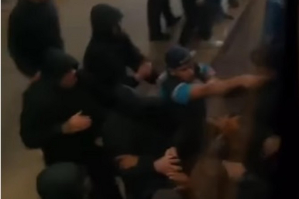Torcedores do Grêmio em confusão no aeroporto Salgado Filho — Foto: Reprodução/Redes Sociais