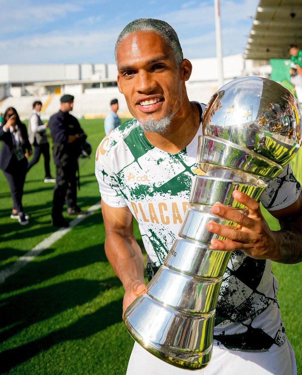 Rafael Santos com o troféu da Segunda Divisão de Portugal pelo Moreirense