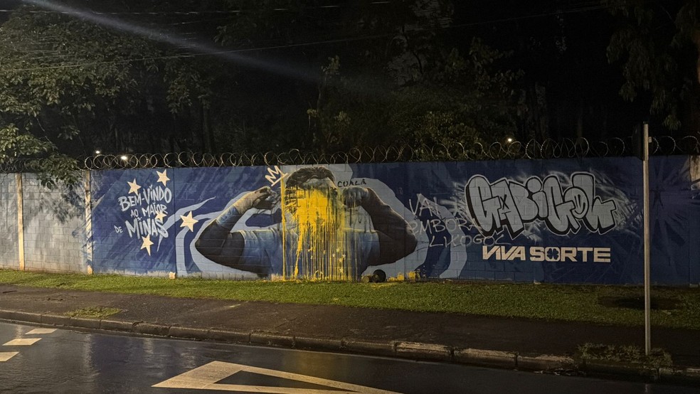 Imagem de Gabigol na Toca da Raposa é vandalizada — Foto: Pedro Miguel