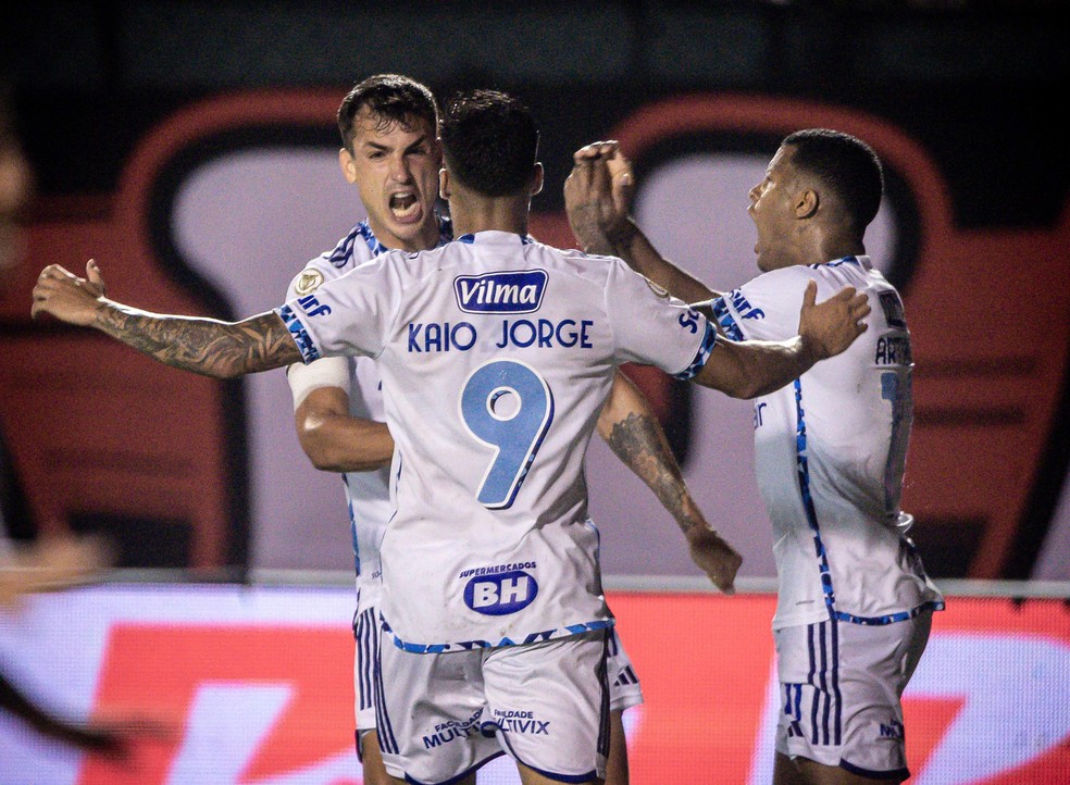Dinenno comemora gols pelo Cruzeiro diante do Vitória — Foto: Jhony Pinho/AGIF