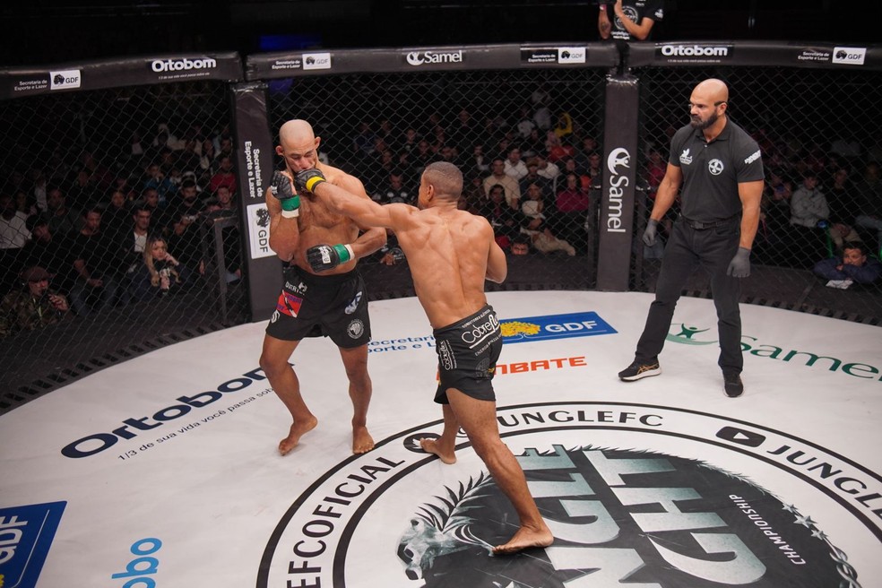Marcelo Medeiros venceu Bruno Sarrada por decisão dividida — Foto: Caftos/Jungle Fight