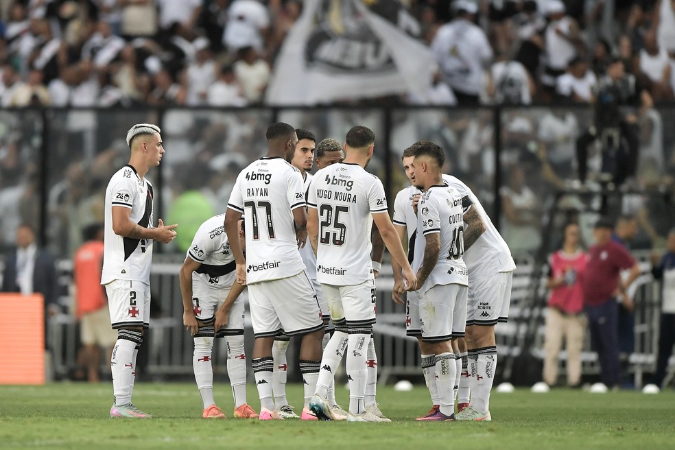 Jogadores do Vasco lamentam derrota para o Corinthians  Foto: Thiago Ribeiro/AGIF