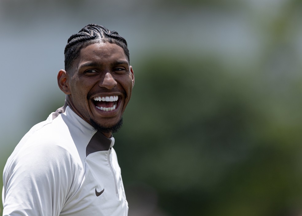 Hugo Souza apresentou novo visual no treino deste sábado