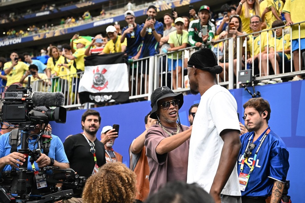 Ronaldinho Gaúcho encontra Jimmy Butler antes de Brasil x Japão na Copa — Foto: Paul Ellis/AFP