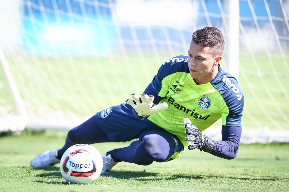 Brenno, goleiro do Grêmio, em treino no CT Luiz Carvalho — Foto: Lucas Uebel/Grêmio