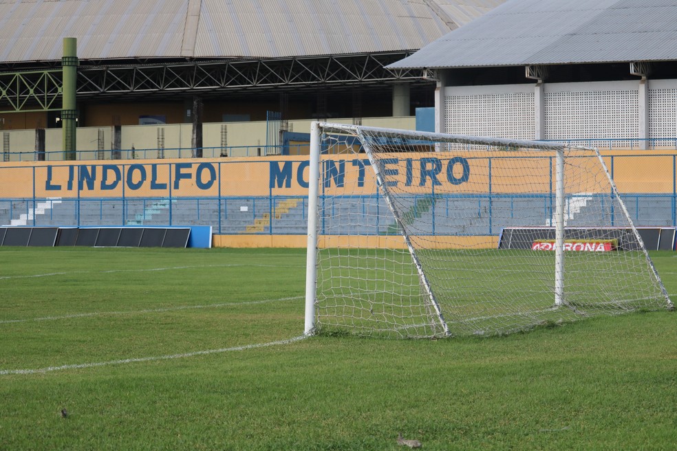 Estádio Lindolfo Monteiro, casa da partida de estreia — Foto: Julio Costa/ge