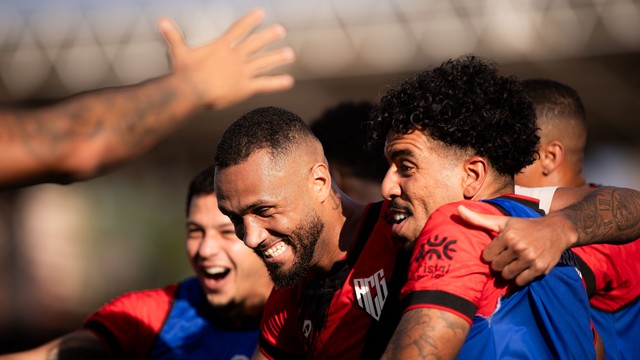 Gustavo Coutinho marcou três gols contra o Criciúma