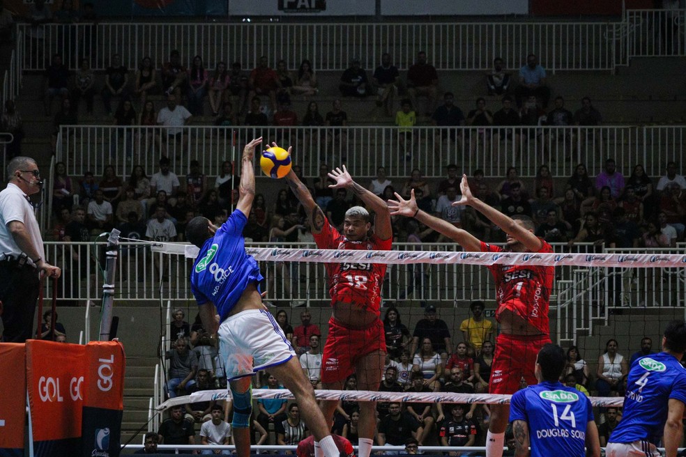 Wallace, do Cruzeiro, encara o bloqueio de Darlan, do Sesi-Bauru, pela Superliga Masculina — Foto: Felipe Wiira/Sesi-SP