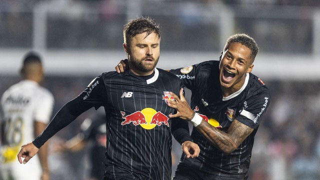 Sasha comemora gol do Bragantino contra o Santos