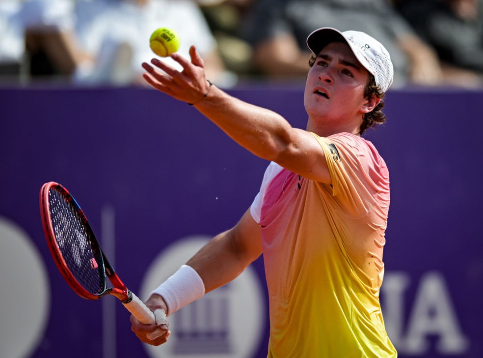 João Fonseca em ação contra Laslo Djere — Foto: Marcelo Endelli/Getty Images