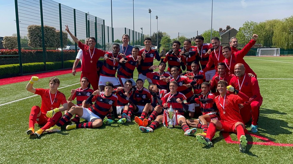 Flamengo sub-16 conquistou a  Liam Brady Cup, na Inglaterra &mdash; Foto: Reprodu&ccedil;&atilde;o / Flamengo