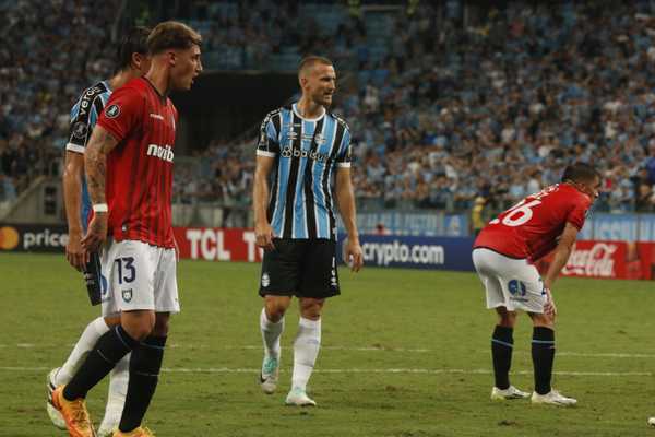 Carballo volta ao Grêmio para concluir reabilitação de lesão no púbis.