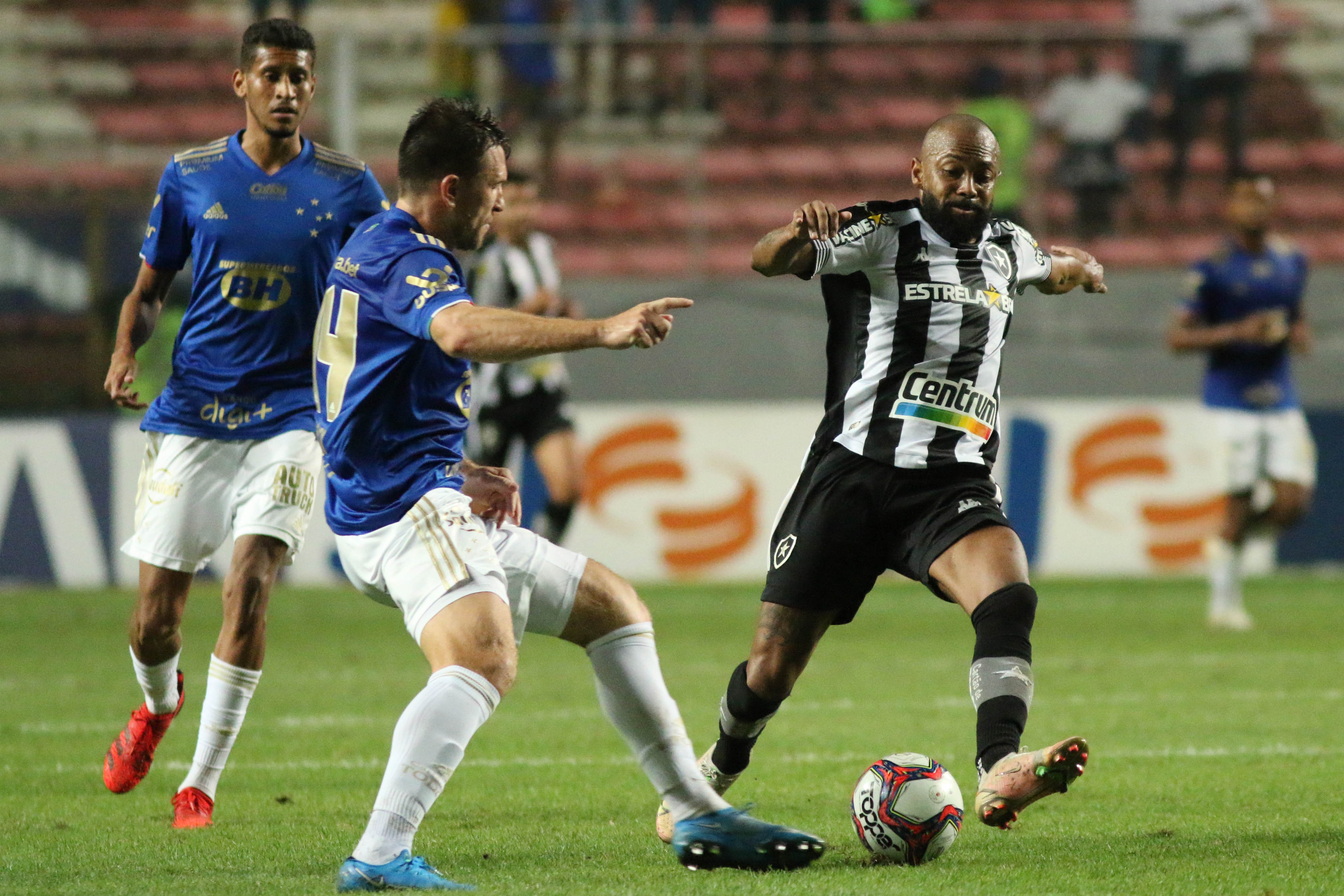 O empate de Cruzeiro e Botafogo retrata uma época do futebol brasileiro ...