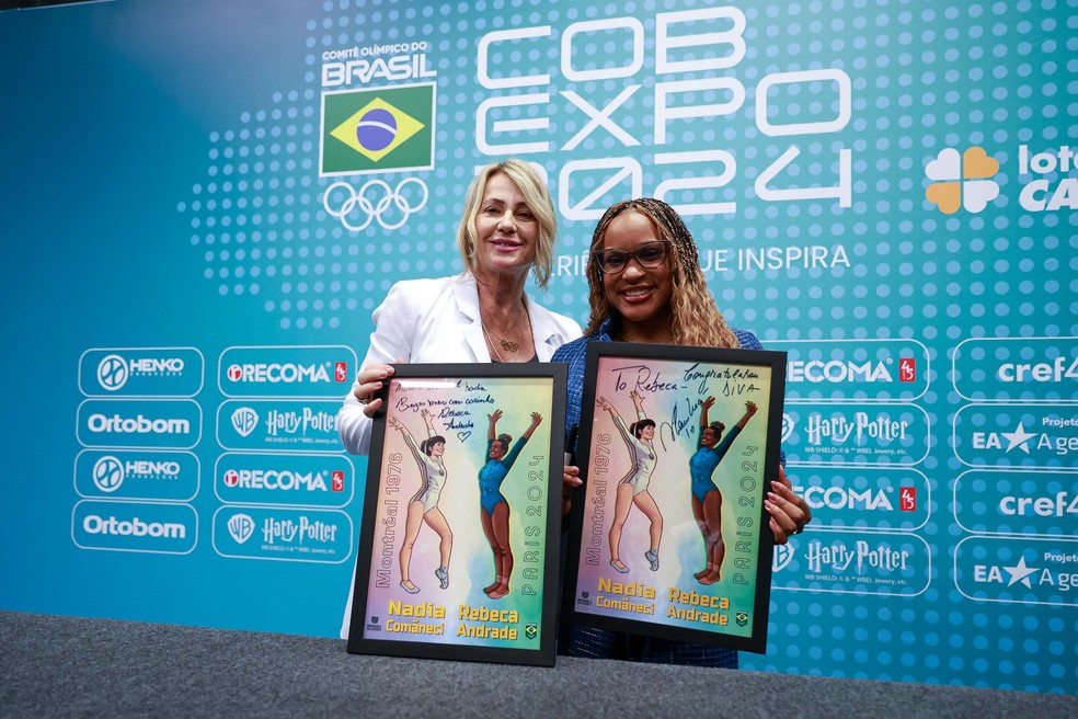 Nadia Comaneci e Rebeca Andrade durante encontro na COB Expo em SP — Foto: Leo Barrilari/COB