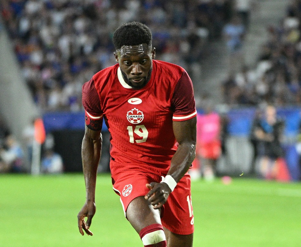Davies, se recuperando de lesão, deve desfalcar o Canadá na estreia da Copa — Foto: Caroline Blumberg/EFE