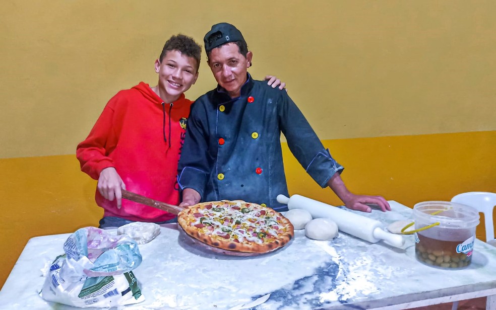 Pai de atleta fez pizza para juntar dinheiro para filho tentar título mundial de karatê em MG — Foto: Arquivo Pessoal