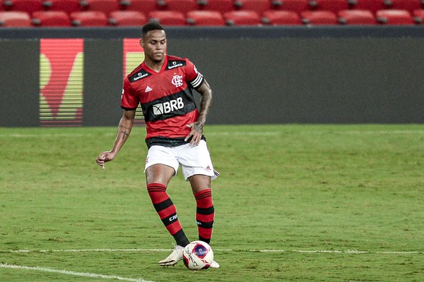 Barcelona negocia compra de ex-zagueiro do Flamengo por valor milionário