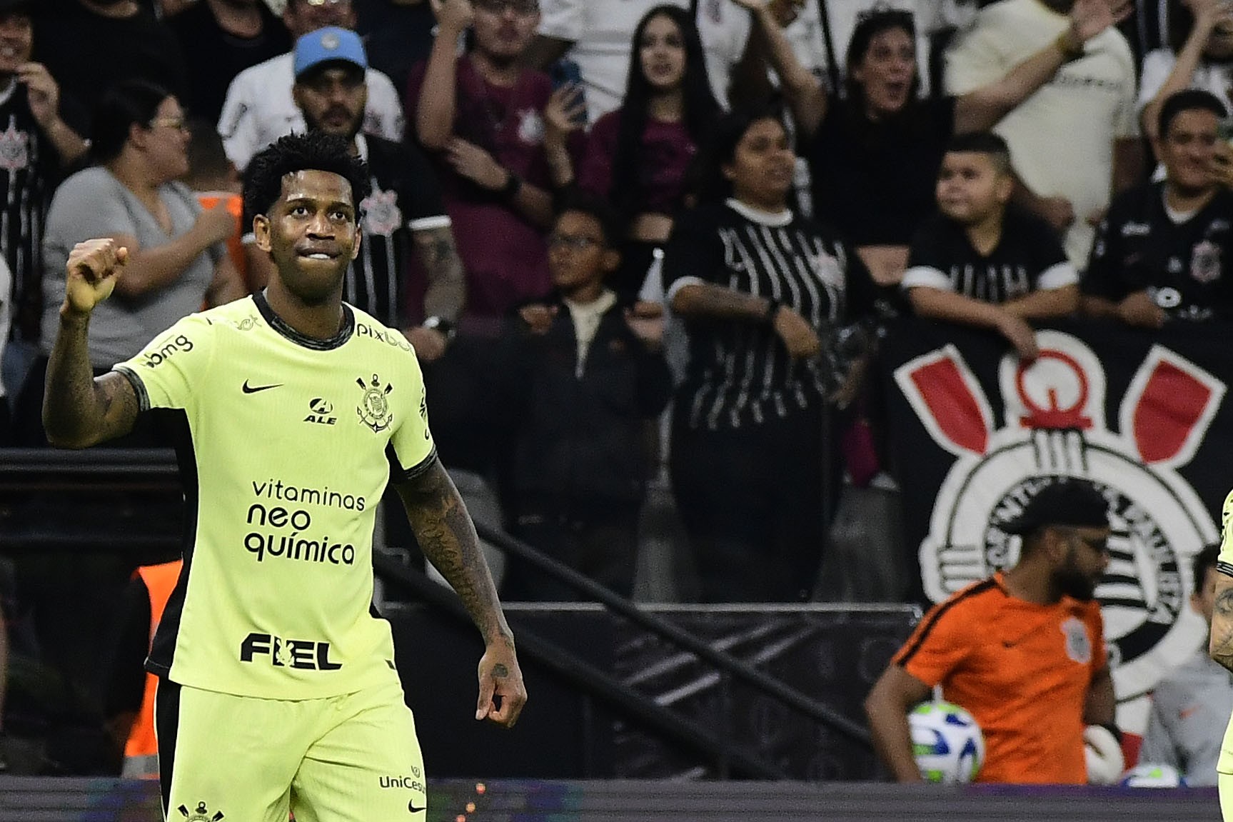 Corinthians é condenado a pagar R$ 11,3 milhões ao zagueiro Gil  | Ge