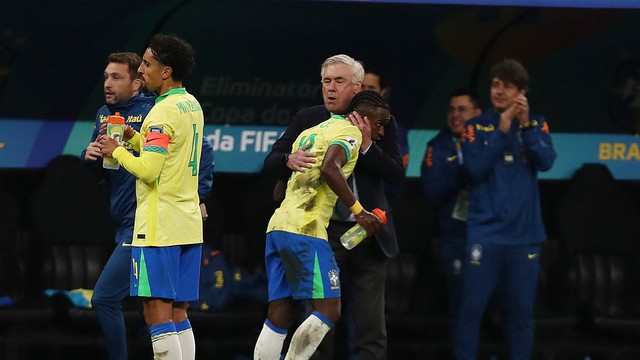 Ancelotti abraça Vini Jr. na comemoração do gol do Brasil contra o Paraguai, marcado pelo camisa 10