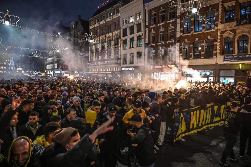 Torcedores do Maccabi Tel Aviv em Amsterdã, capital da Holanda, em 2024