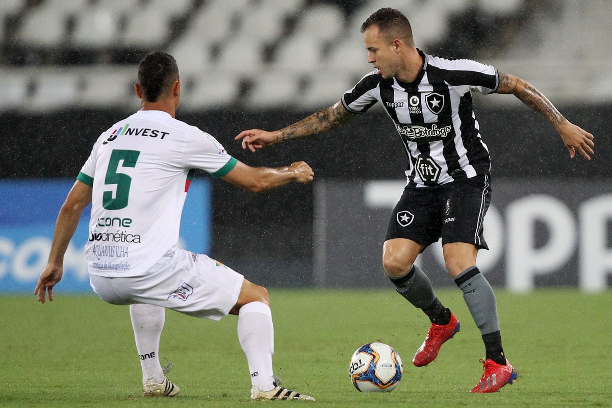 Saída interessa a Ferrareis e Botafogo, mas faltam ofertas; Chape quer devolver M. Vinicius