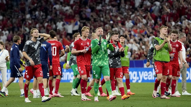 Jogadores da Dinamarca comemoram classificação para as oitavas da Euro com a torcida