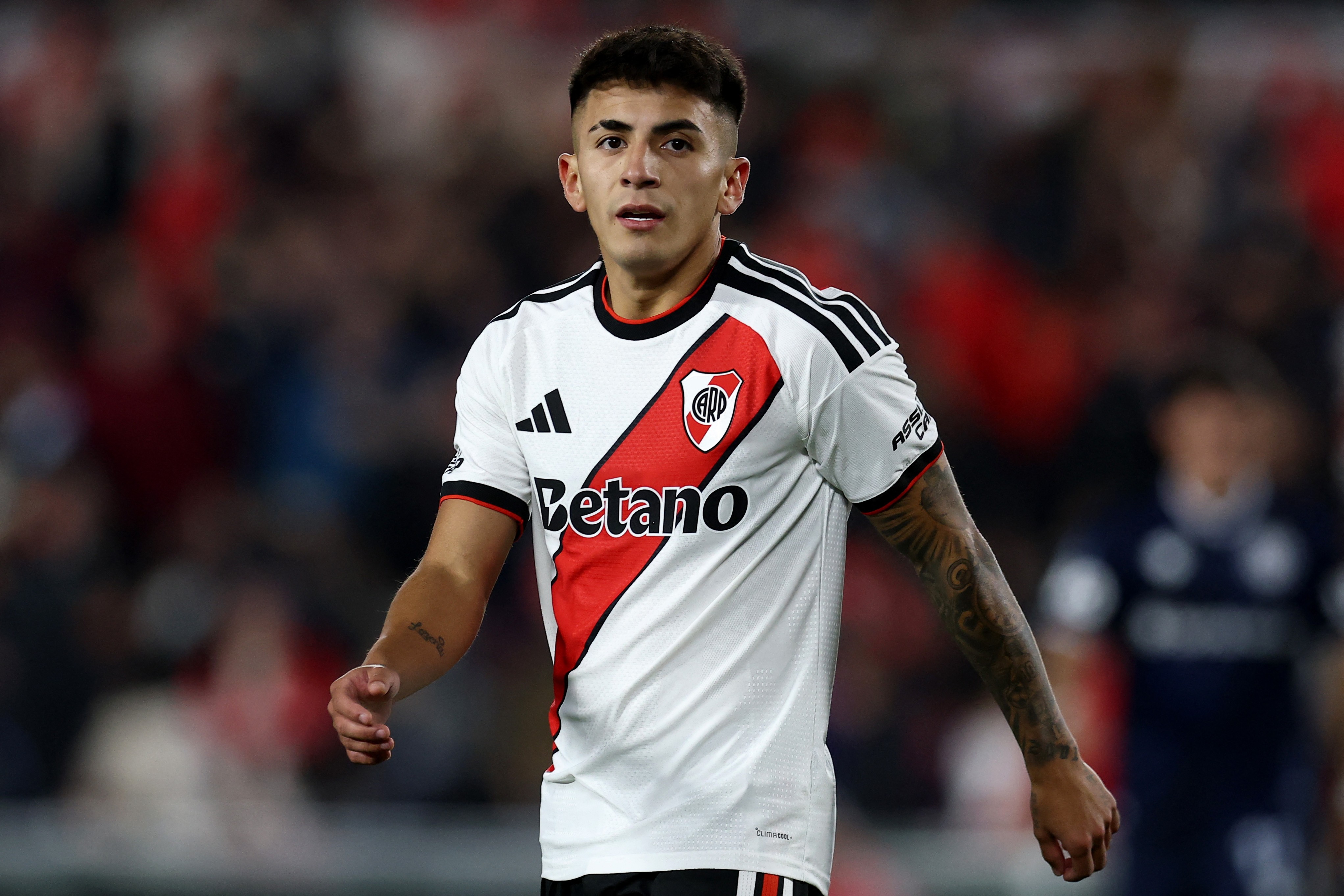 Publicação do River Plate com jogada de Almada provoca batalha nas redes com torcida do Flamengo