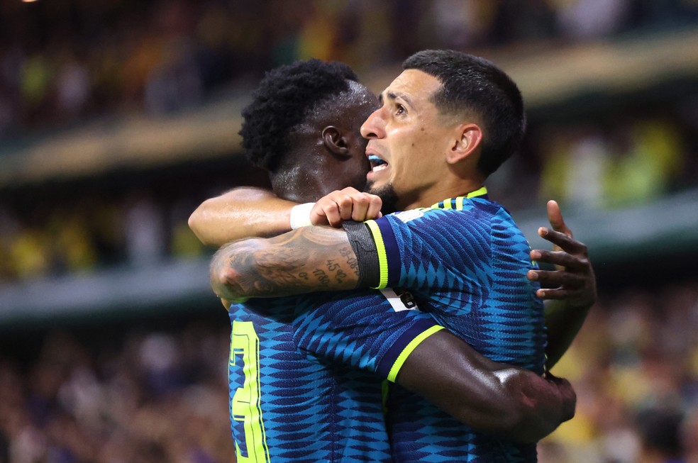 Uzbequistão x Colômbia Daniel Munoz e Davinson Sanchez — Foto: Reuters