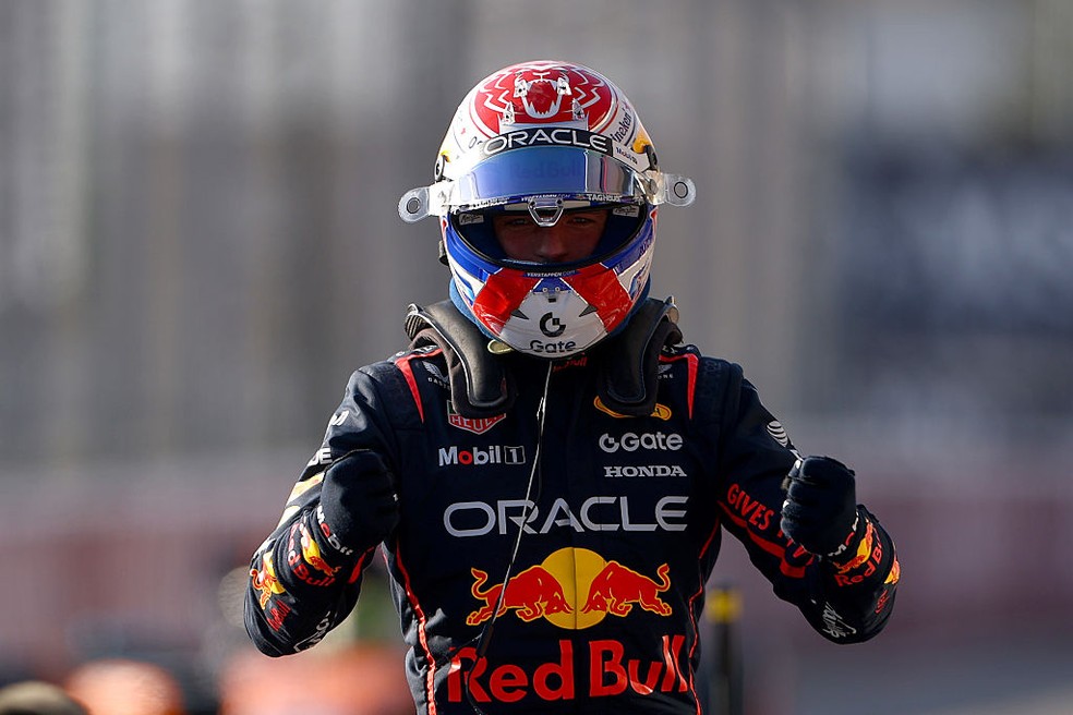 Max Verstappen comemora pole position para o GP dos EUA — Foto: Zak Mauger/LAT Images