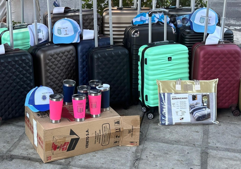 Mesmo no dia seguinte à final, artigos de Cruzeiro e Racing são vendidos em Assunção — Foto: Guilherme Macedo