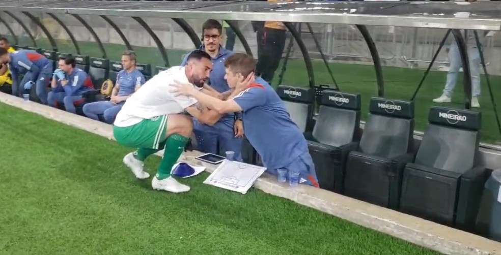 Gilberto conversa com Fernando Seabra antes de Cruzeiro x Juventude — Foto: Reprodução