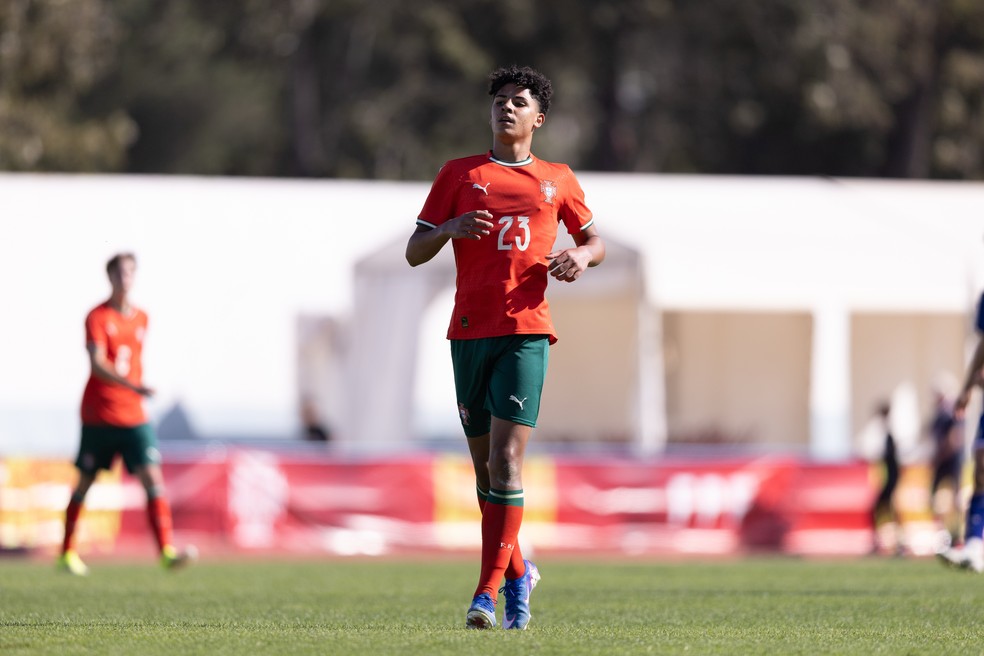 Cristiano Ronaldo Junior em ação pela seleção sub-16 de Portugal — Foto: Getty Images