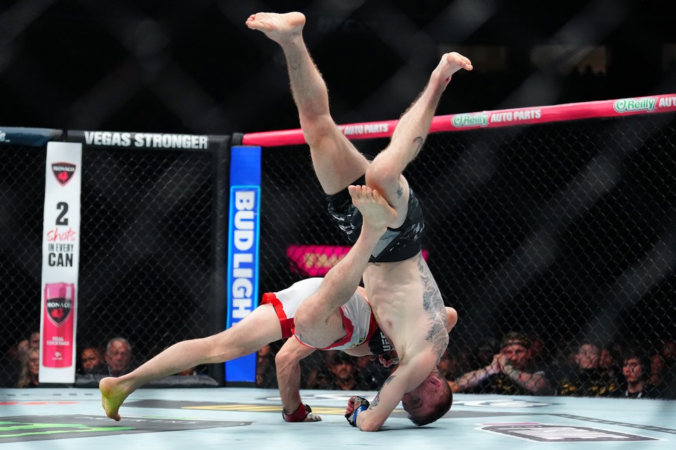 Merab Dvalishvili emplaca bela queda em Cory Sandhagen no UFC 320 — Foto: Chris Unger/Zuffa LLC