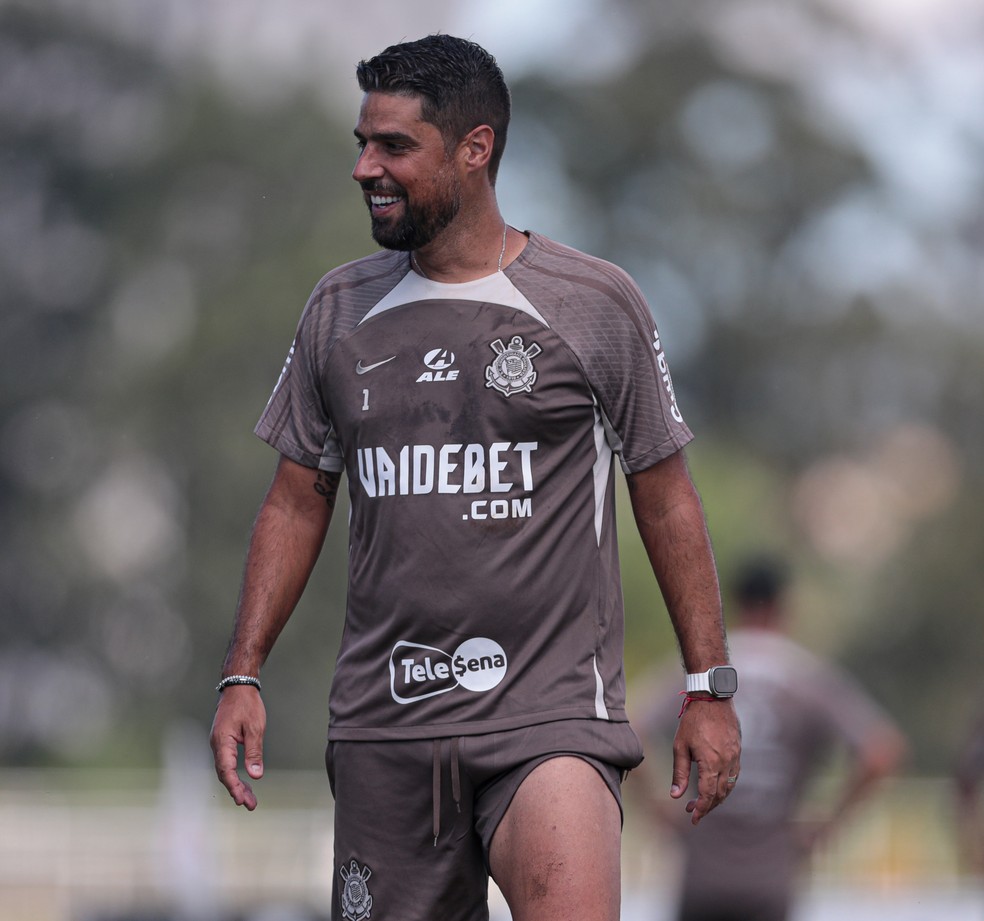 António Oliveira sorri durante treino do Corinthians no sábado — Foto: Rodrigo Coca/Ag. Corinthians