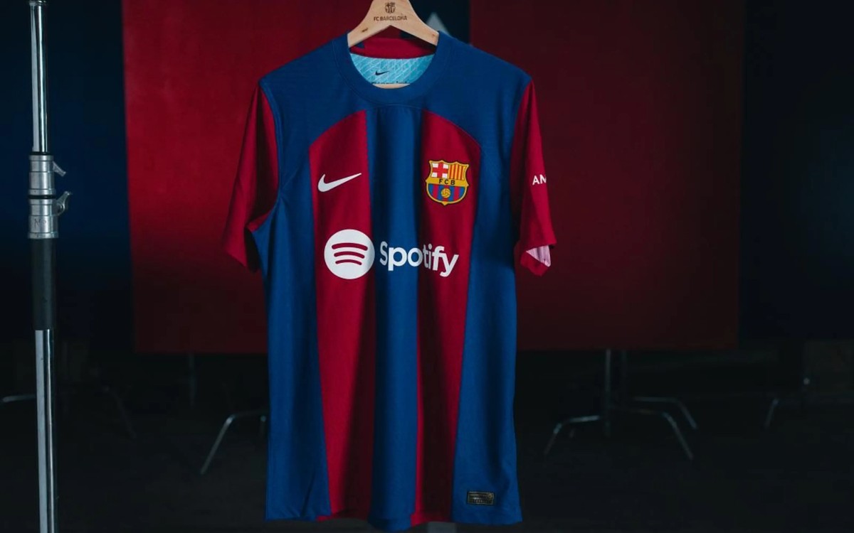 Vasco lança nova camisa 2 com inspiração no uniforme de 2000