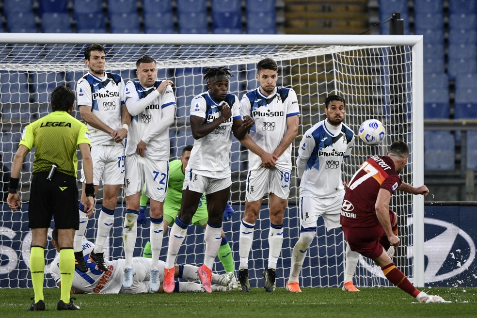 Juventus sai na frente, mas cede empate e deixa Inter na liderança