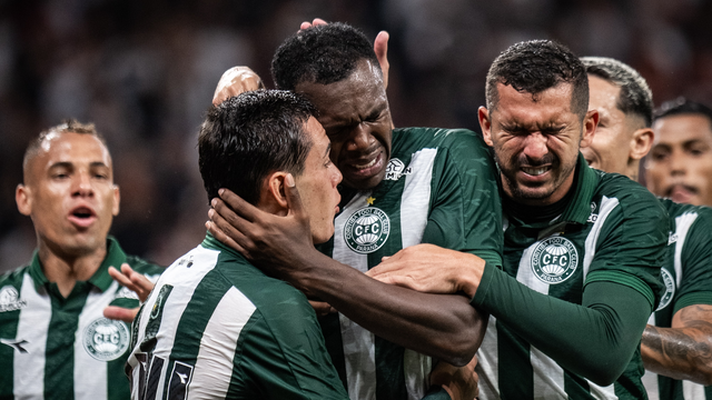 Jacy, zagueiro do Coritiba, comemora o gol contra o Corinthians