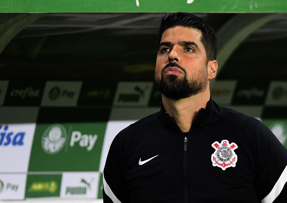 António Oliveira perdeu o cargo de treinador do Corinthians após a derrota de segunda-feira — Foto: Marcos Ribolli