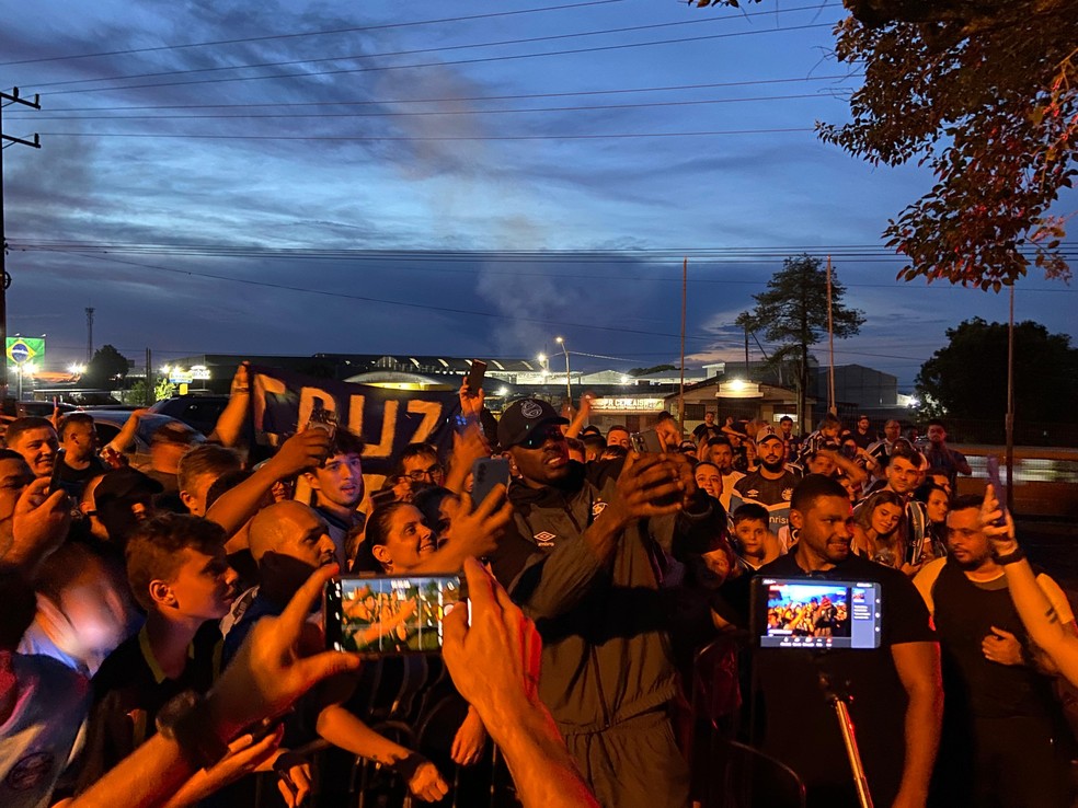 Caíque, goleiro do Grêmio, tira foto com torcedores em Ijuí