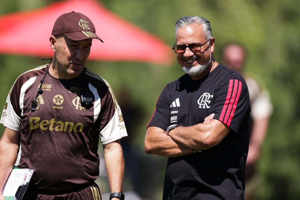 Leonardo Jardim e Jos� Boto em treino do Flamengo � Foto: Gilvan de Souza/Flamengo