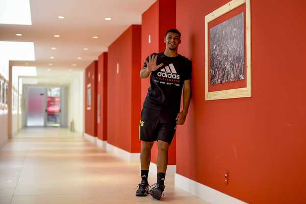 Flamengo anuncia renovação com Victor Hugo por cinco temporadas