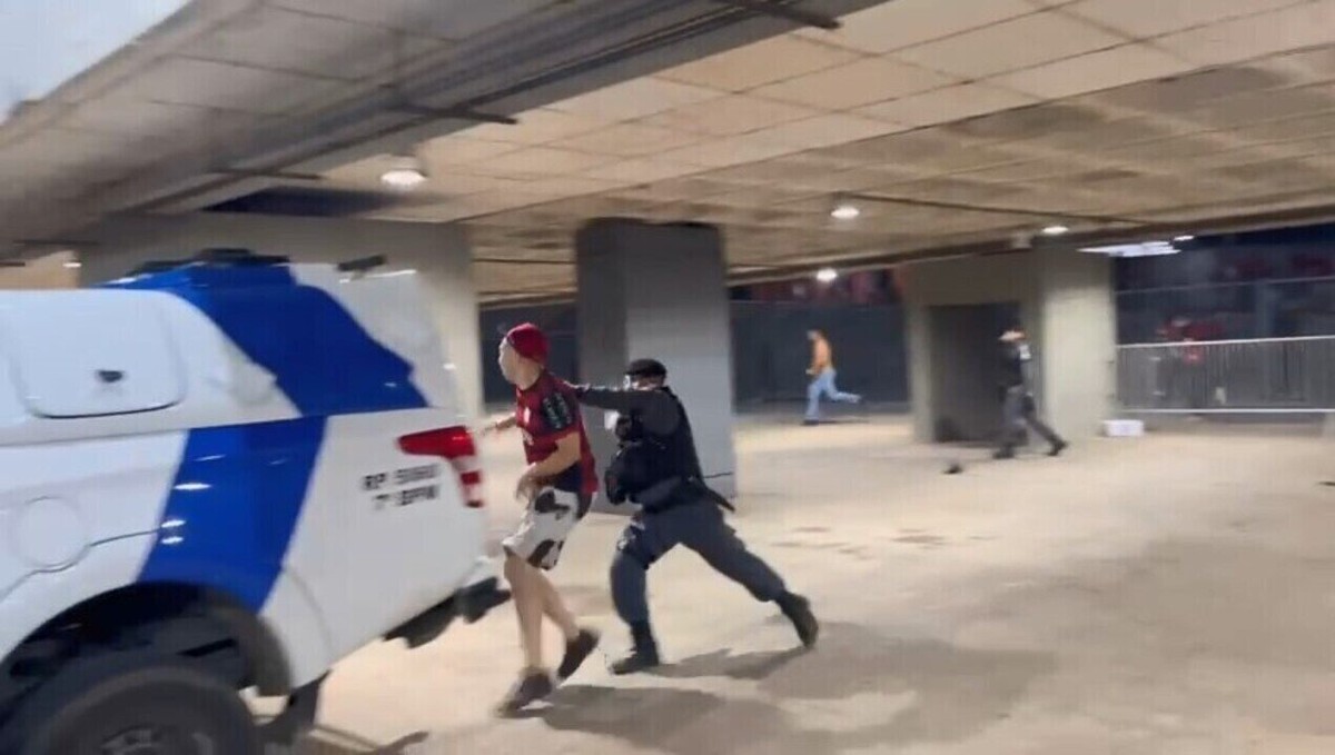 Confusão com torcedores do Flamengo termina em ação da polícia no Kleber Andrade