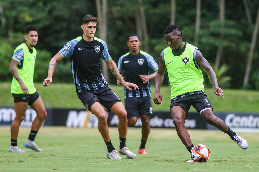 Patrick de Paula em treino do Botafogo � Foto: Botafogo