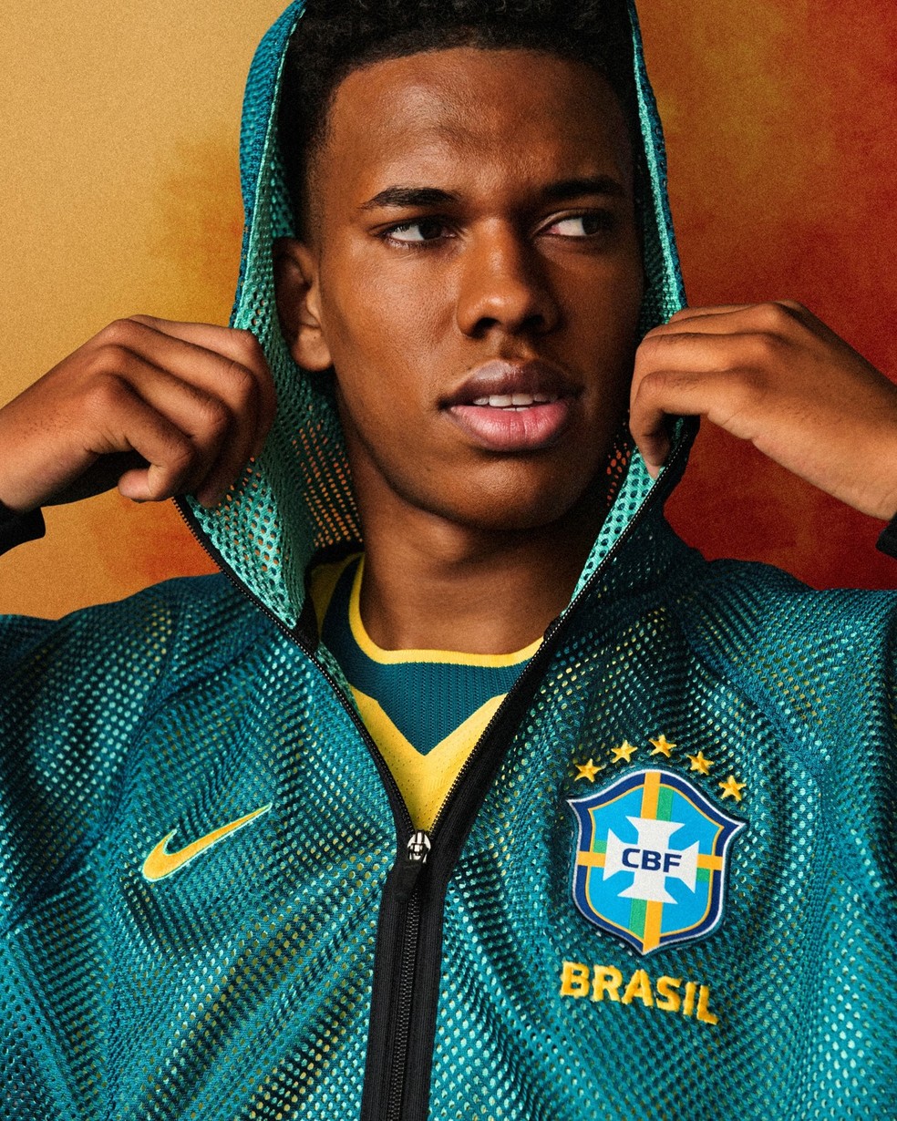Estevão com o agasalho da Seleção — Foto: Divulgação/Nike