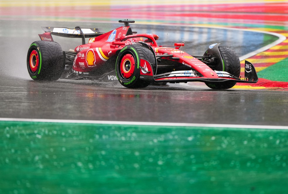 Leclerc larga na pole position GP da Bélgica — Foto: Alex Bierens de Haan/Getty Images