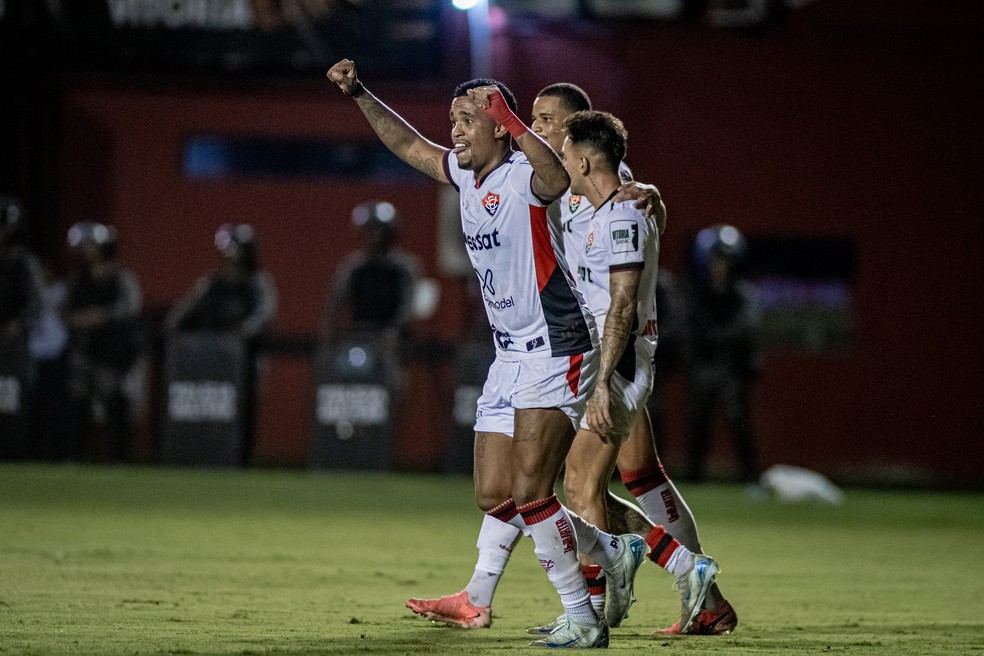Alerrandro comemora gol em Vitória x Grêmio